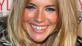 Anna Wintour's "Toothy" Cover Subject To Try Modeling
